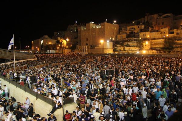 ונסלח לכל עדת בני ישראל: שידור ישיר מהסליחות ההמוניות ברחבת הכותל המערבי