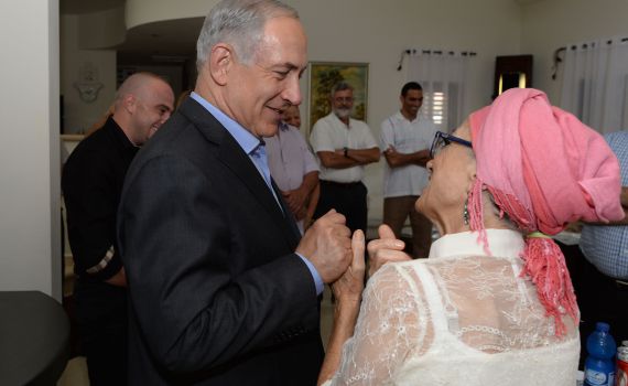 רה"מ בנימין נתניהו ביקר אצל אמא של זיו שילון: "את אשת חיל שגידלה גיבור חיל"