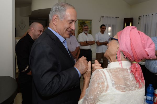 רה"מ בנימין נתניהו ביקר אצל אמא של זיו שילון: "את אשת חיל שגידלה גיבור חיל"