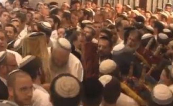 באמצע ההקפות במרכז הרב: 'מי שברך' לרב עובדיה יוסף