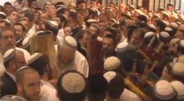 באמצע ההקפות במרכז הרב: 'מי שברך' לרב עובדיה יוסף