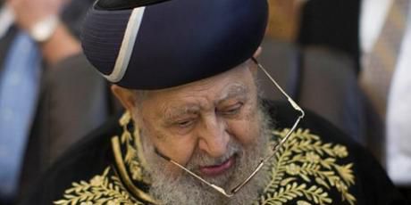 הרב עובדיה יוסף חובר למכונת הנשמה