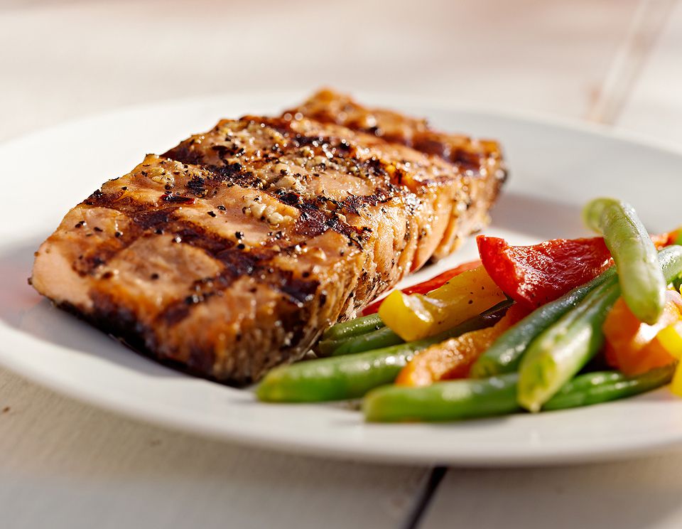 נמס בפה: סלמון במייפל וטריאקי, על מצע פלפלים