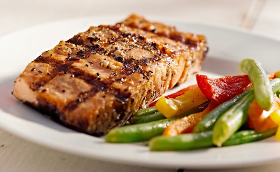 נמס בפה: סלמון במייפל וטריאקי, על מצע פלפלים