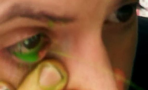 ז'אנר חדש באמנות: מתיז צבע מהעין ומצייר