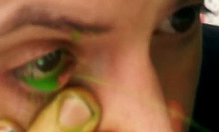 ז'אנר חדש באמנות: מתיז צבע מהעין ומצייר