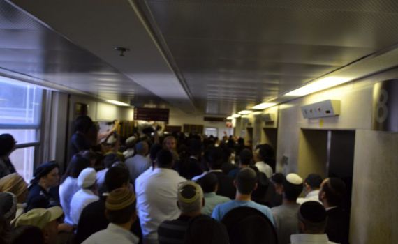 גלריה: התפילות בבית החולים לרפואת הרב יוסף