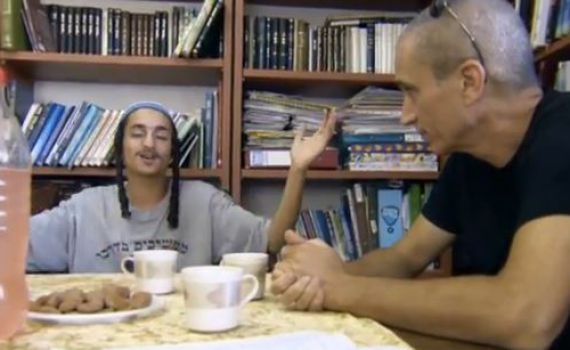 צפו: אברי גלעד במסע אל הימין הקיצוני