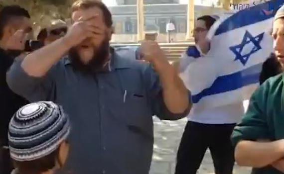 צפו: יהודים אומרים 'שמע ישראל' בהר הבית ונעצרים