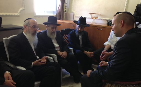 בנט הגיע לנחם את בניו של הרב עובדיה יוסף "פטירתו איחדה את העם היהודי כולו"