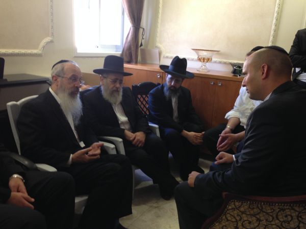 בנט הגיע לנחם את בניו של הרב עובדיה יוסף "פטירתו איחדה את העם היהודי כולו"