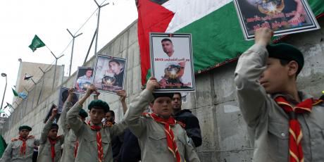 קבוצה נוספת של מחבלים פלסטינים יוצאת לחופשי