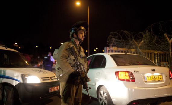 פיגוע ירי בצומת תפוח: חייל פצוע קל; המחבל נהרג