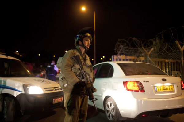 פיגוע ירי בצומת תפוח: חייל פצוע קל; המחבל נהרג