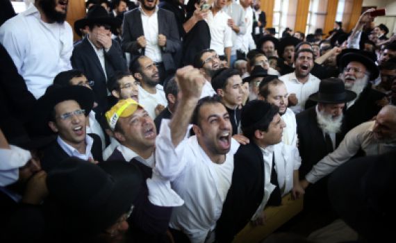 הרב בן דהן והשר אורי אריאל הותקפו במסע ההלוויה