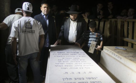 פה נטמן: הוקמה מצבה לרב עובדיה יוסף זצ"ל