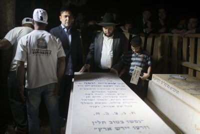 פה נטמן: הוקמה מצבה לרב עובדיה יוסף זצ"ל