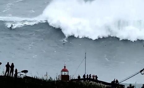 משוגע: גולש על גלים בגובה 20 מטר