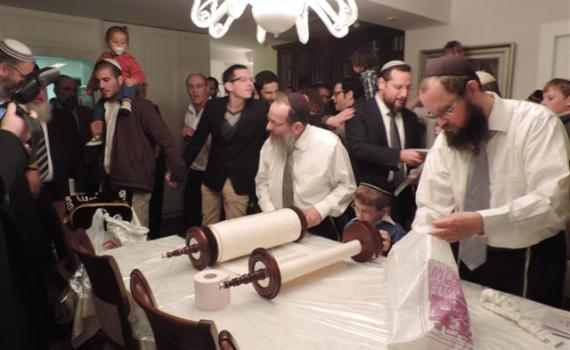 מאות הגיעו להכנסת ספר התורה לזכות הרב נחום נריה
