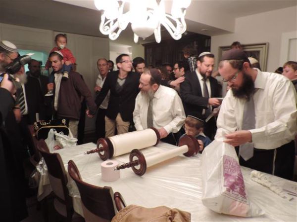 מאות הגיעו להכנסת ספר התורה לזכות הרב נחום נריה