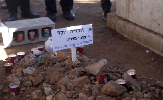 היום שאחרי: עשרות מתפללים על קברו הטרי