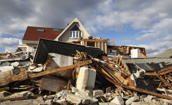 סופת ענק מכה בהודו: ערים שלמות ננטשו