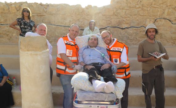 משותק ומונשם, כבש את פסגת מצדה