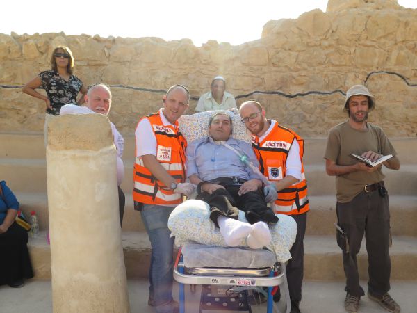 משותק ומונשם, כבש את פסגת מצדה