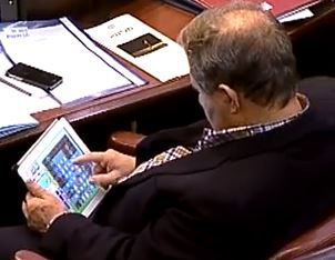 צפו: ח"כ שטרית משחק קנדי קראש בכנסת