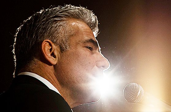 "יאיר לפיד מונע מאיתנו הקמת בית כנסת חדש"