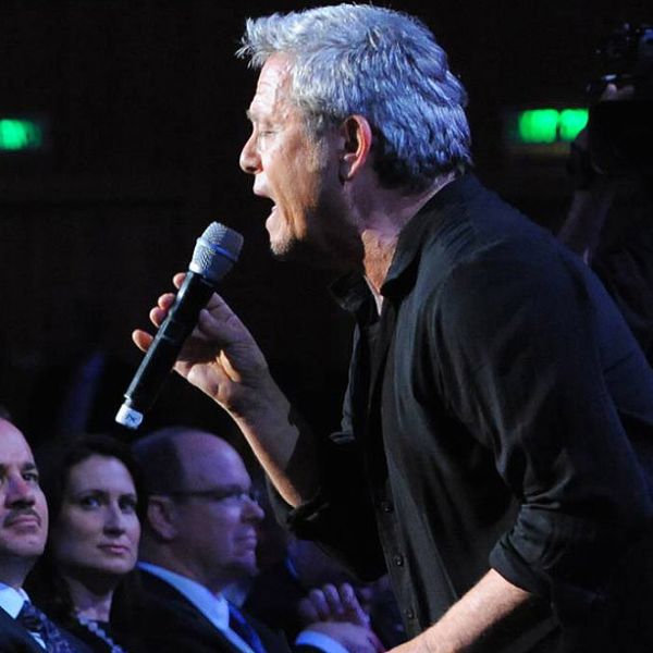 צפו: שלמה ארצי לא מצליח לשיר