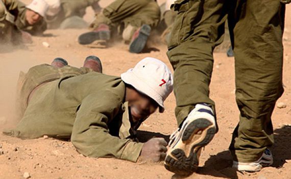 השפלה: חיילים הוכנס לבור, חבריהם אמרו עליהם קדיש