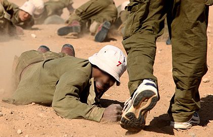 השפלה: חיילים הוכנס לבור, חבריהם אמרו עליהם קדיש