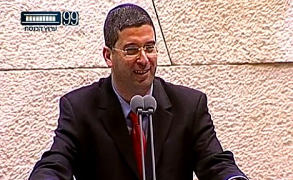 רגע משעשע בכנסת: יצחק כהן מלמד את ורצמן אידיש