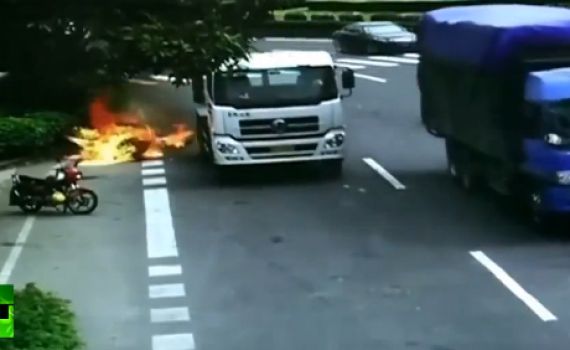 צפו: האופנוע עלה בלהבות, הרוכבת ניצלה