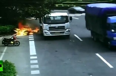 צפו: האופנוע עלה בלהבות, הרוכבת ניצלה