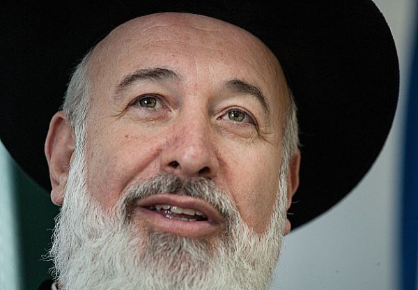 לבד: אף אחד לא תומך ברב מצגר