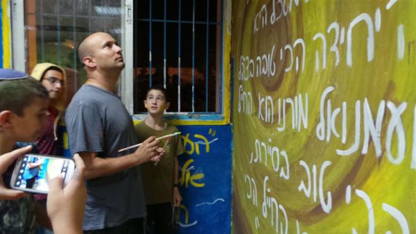 יד אח לכם שלוחה: הקיר שריגש את בנט