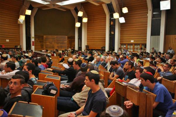 פעם בחורים דתיים היו מורידים את הכיפה מבושה, אבל היום יש גאוות יחידה