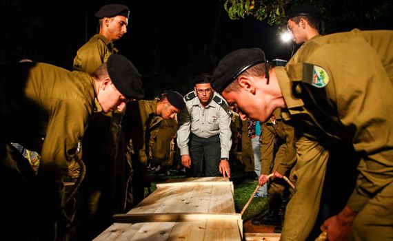 אמו של החייל שנרצח זעקה בהלוויה: "בוא הביתה, זה לא יכול להיות"