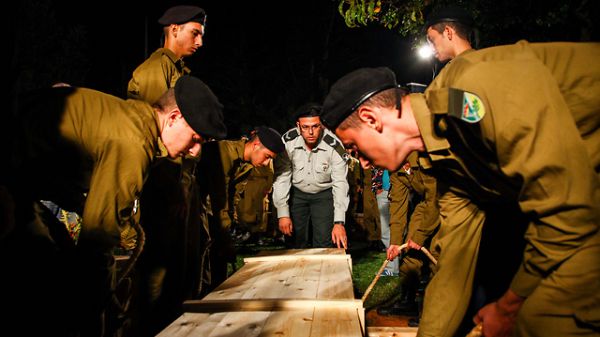 אמו של החייל שנרצח זעקה בהלוויה: "בוא הביתה, זה לא יכול להיות"