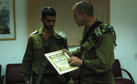 תעודת הוקרה לקצין שתפס את המחבל בעפולה