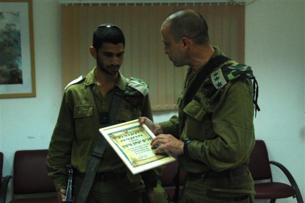תעודת הוקרה לקצין שתפס את המחבל בעפולה