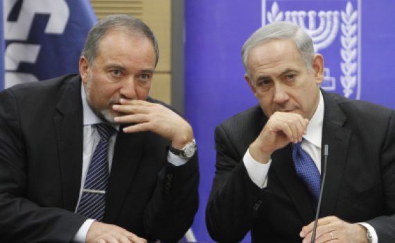 במקום יעלון: נתניהו הציע לליברמן להתמנות לשר הבטחון