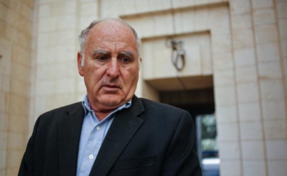 "מי שרץ עם סכין שלופה דמו בראשו"