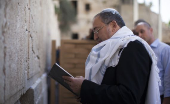 אחרי הזיכוי: ליברמן בתפילה בכותל המערבי