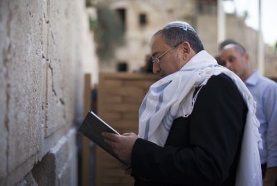 אחרי הזיכוי: ליברמן בתפילה בכותל המערבי