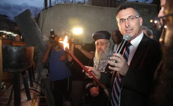 צפו: הרב יצחק יוסף מדליק נר ראשון בכותל