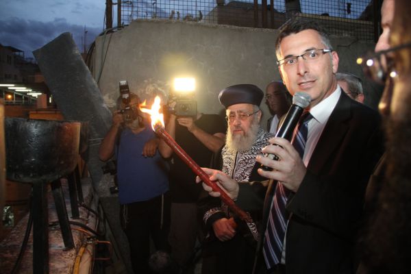 צפו: הרב יצחק יוסף מדליק נר ראשון בכותל