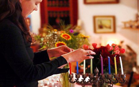 לכבוד חנוכה: 8 ניצוצות לזוגיות מדליקה